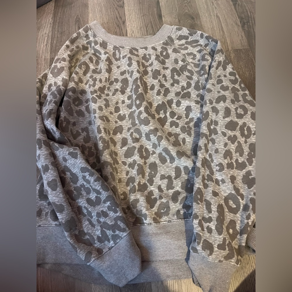 Old navy crewneck sweatshirt, size m